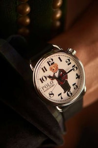 Festive Bear-Adorned Timepieces Image 1