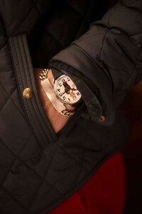 Festive Bear-Adorned Timepieces Image 2
