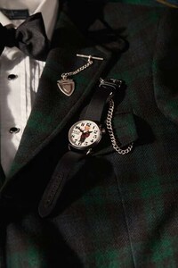 Festive Bear-Adorned Timepieces Image 3