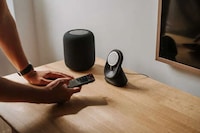 High-End Design Smartphone Docks Image 8