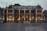 Famed Paintings-Covered Restaurants Image 2