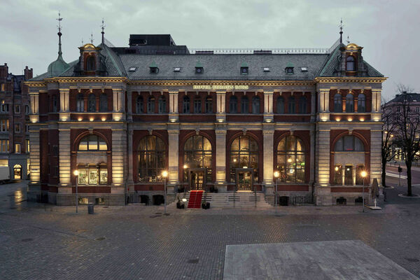 Famed Paintings-Covered Restaurants Image 2