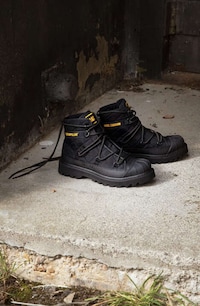 Winter-Ready Militaristic Footwear Image 3
