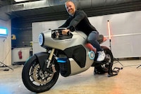 AR-Equipped Electric Motorcycles Image 5