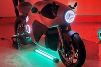 AR-Equipped Electric Motorcycles Image 6