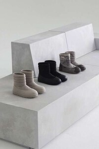 Comfy Utilitarian Winter Footwear Image 1