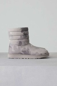 Comfy Utilitarian Winter Footwear Image 2
