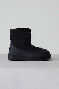 Comfy Utilitarian Winter Footwear Image 3