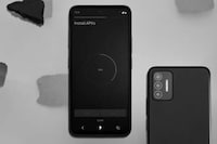 Monochromatic Anti-Tracking Smartphones Image 2