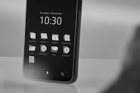 Monochromatic Anti-Tracking Smartphones Image 5