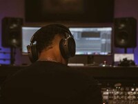 Professional Studio-Grade Headphones Image 6