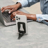 Collapsible Magnetic Smartphone Tripods Image 3