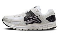 Contrasting Minimal Lifestyle Shoes Image 1