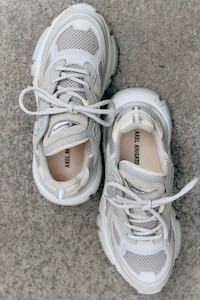 90s-Inspired Retro Trainers Image 1
