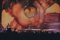 Inflatable-Orb Stage Set Designs Image 3
