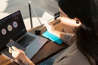 Professional Extended Use Earbuds Image 4