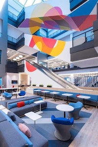 Mall-Based Bank Office Spaces Image 3