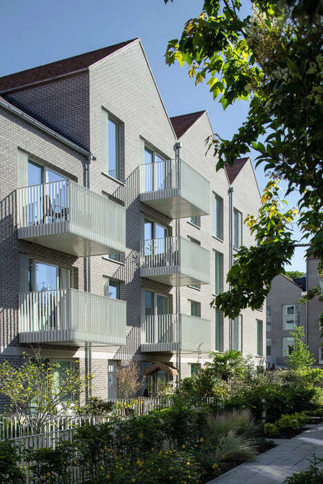 Neighborhood-Like Retirement Complexes