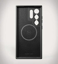 Sleek Aftermarket Smartphone Accessories Image 4