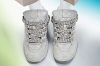 Chic Skater Style Sneakers Image 3
