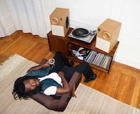 Simplistic Organically Sculptural Speakers Image 3