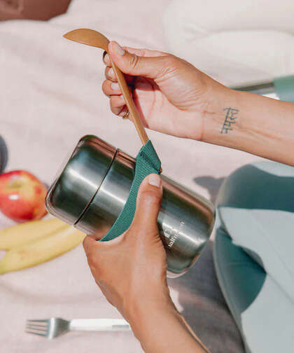 Temperature-Regulating Food Storage