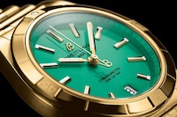 Elegant Metallic Timepieces Image 3