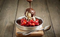 Sharing-Friendly Restaurant Desserts Image 1