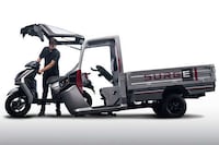 Shapeshifting Electric Rickshaw Scooters Image 3