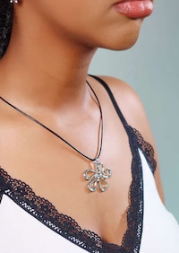 Y2K-Inspired Flower Necklaces Image 2