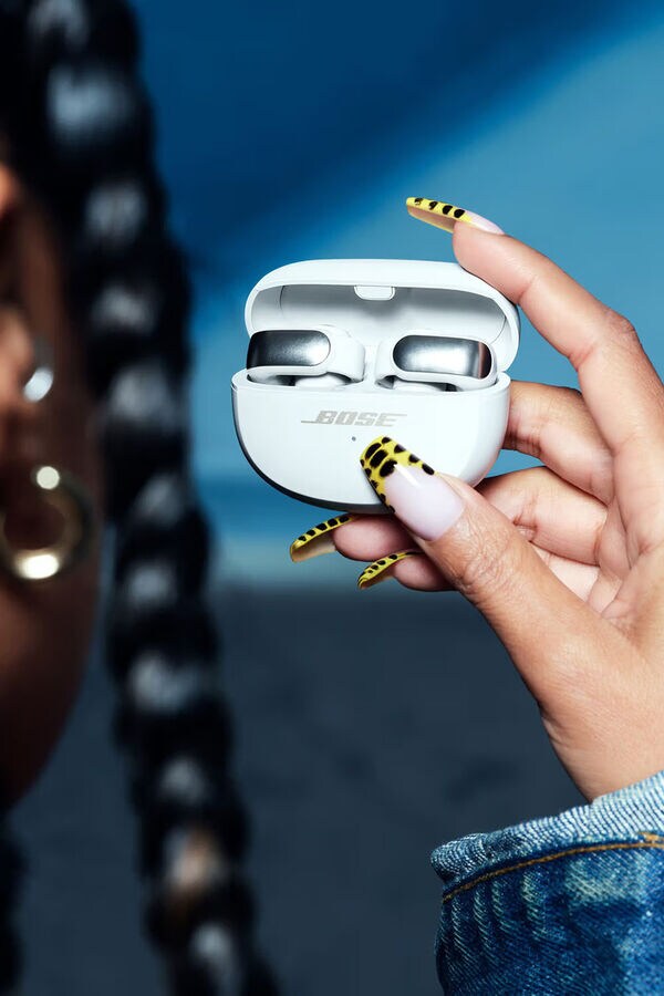 Fashionable Clip-On Earbuds Image 2