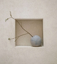 Exquisite Circular Vases Image 5