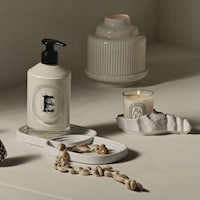 Ultra-Stylish Bathroom Decor Image 1