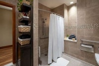 Exclusive Hawaiian Airport Lounges Image 2