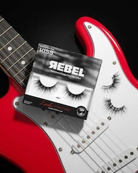 Edgy 90s-Style False Lashes
