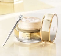 Luxurious Rejuvenating Eye Creams Image 7