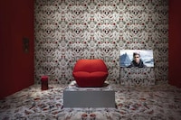 Kiss Lip-Shaped Lounge Chairs Image 1