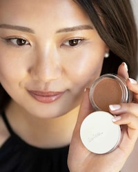 Weightless Bronzing Formulas Image 3