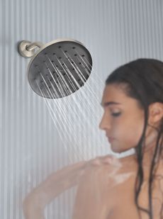 Tech-Enhanced Modern Showerheads Article Thubnail