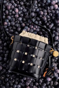 Vegan-Friendly Champagne Accessories Image 3