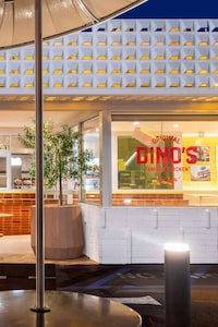 Glowing Chicken Restaurant Designs Image 2
