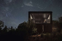 Landscape-Overlooking Modern Cabins