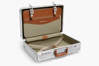 Textured 60s-Inspired Suitcases Image 4