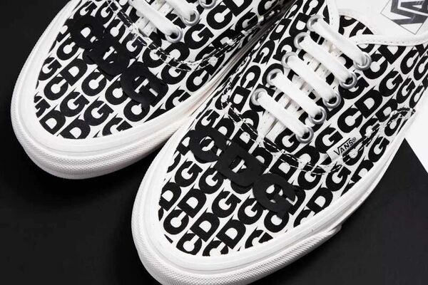 Patterned Monochormatic Skate Sneakers