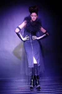 Glamorous Skeleton Gloves Image 3