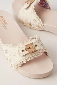 Comfort-Focused Fashion Clogs Image 3