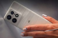 Minimalist Mid-Range Smartphones Image 6
