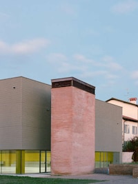Textured Concrete Panelled Gyms Image 3