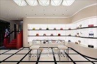 Color-Accented Flagship Stores Image 1