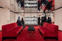 Color-Accented Flagship Stores Image 3